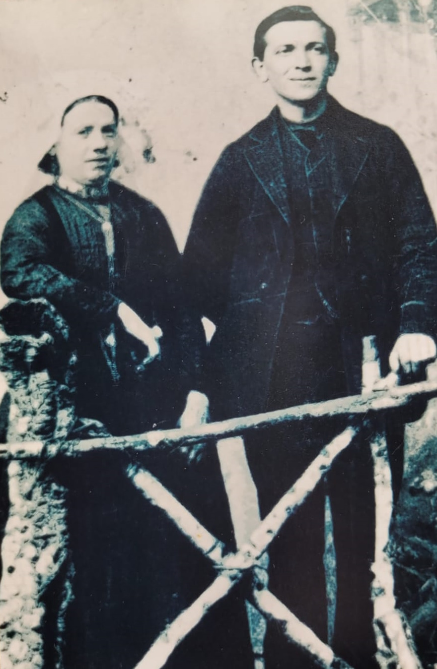 Op de achterkant van recente afdruk: "1898 is deze foto genomen van opa en oma Biemans, oma ± 17 jr, opa ± 19 jr". Ontvangen van Pascal Kanters op 7 augustus 2023, n.a.v. Biemans reünie op 20 augustus 2023.